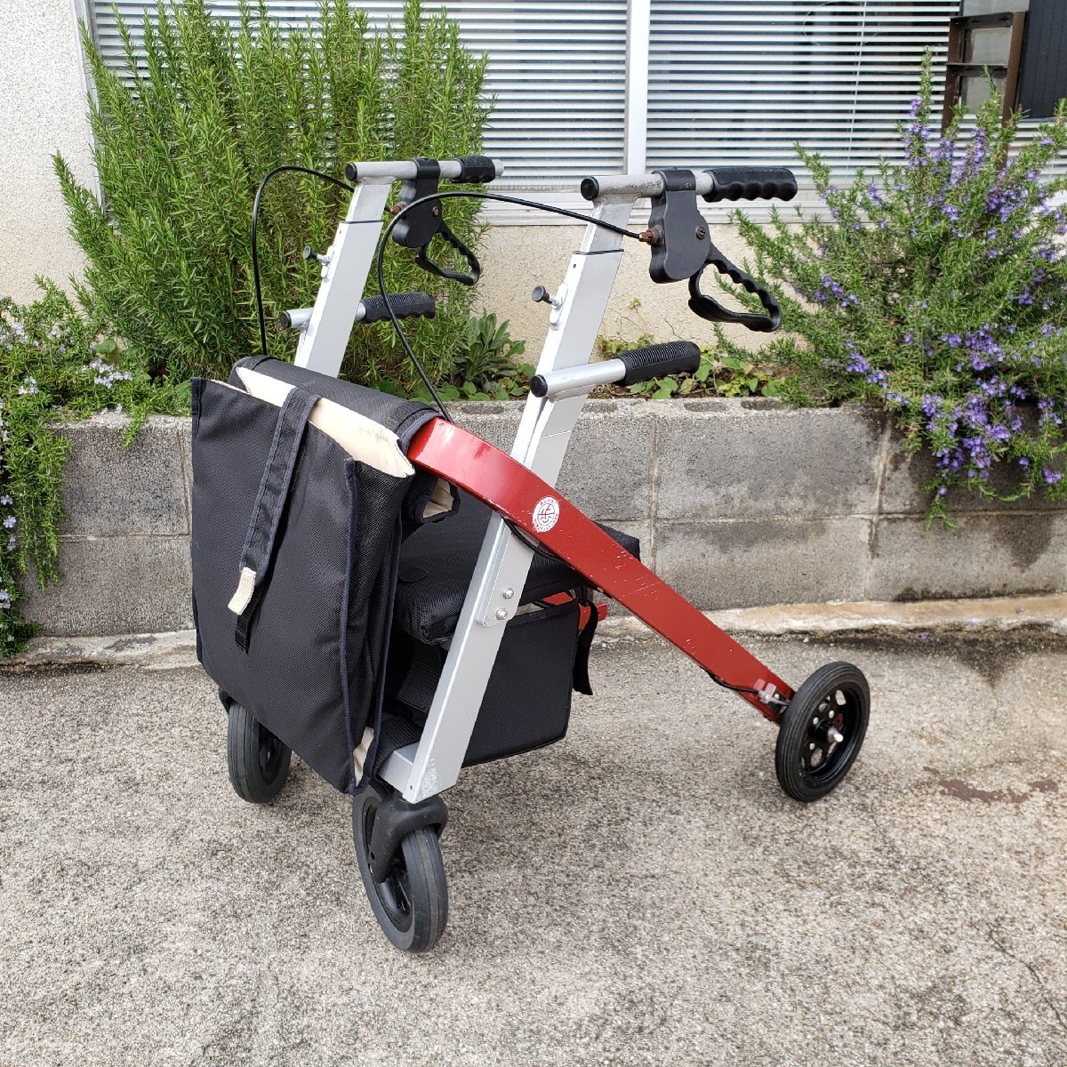 公共用歩行車 シェアウォーカー 歩行器 富山大学歩行圏コミュニティー研究所 介護施設 病院 リハビリ 三協 手押し車【260s2380】
