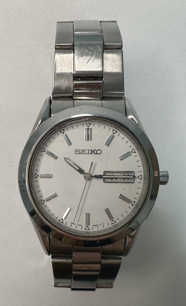 セイコー SEIKO 腕時計 SPIRIT スピリット クォーツ式 デイデイト シルバー 白文字盤 7N43-9080 メンズ_画像1