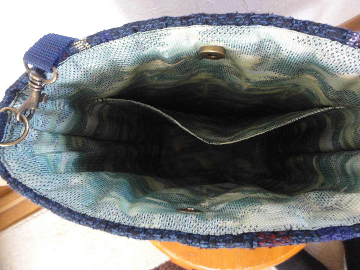 古布で裂織り★ぴりかの裂き織りバッグ★泥大島紬・紺色・小振りなショルダーバッグの画像3