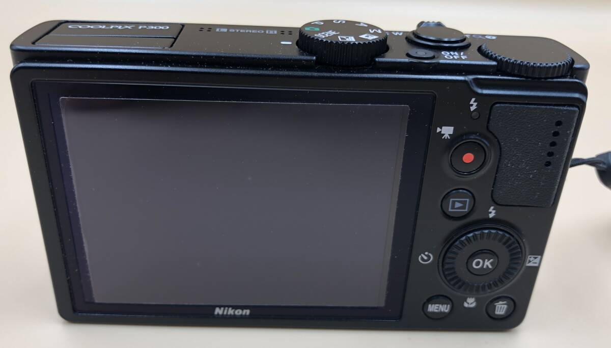 外観美品　Nikon ニコン COOLPIX P300 ブラック　充電器ないため動作未確認　コンパクトデジタルカメラ　C313_画像2