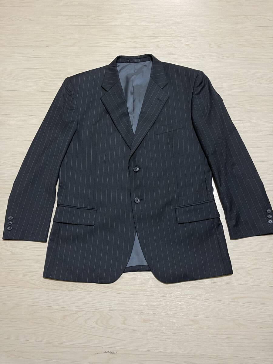 美品 BENSALINA ベンサリナ スーツ セットアップ 上下セット ストライプ 黒 ブラック テーラードジャケット L〜XL ウール100% 大きいサイズ_第一ボタンの10センチ右に目立たないスレ