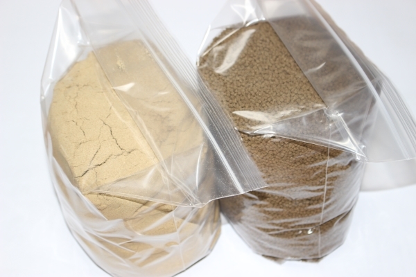 1kg1袋 2セット 合計2kg 2種類エサ選択（同種可）速い全国翌日着 送料600円 エサ 粉 2mm 1mm 0.3mm 養殖用 餌 グッピー