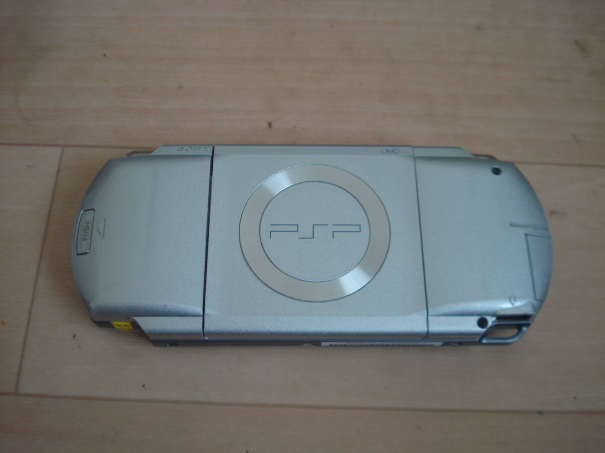 B★SONY PSP-1000 本体 シルバー 完動良品 ★送料215円_画像2