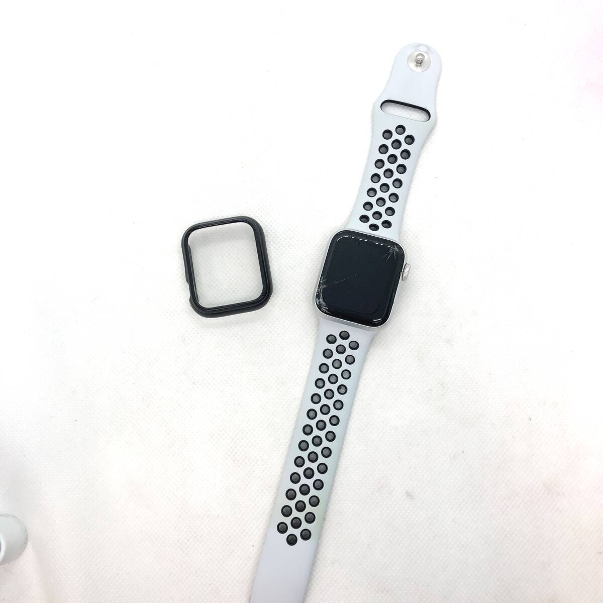 Apple Watch アップルウォッチ Series SE 第1世代 40mm Nike ナイキ スポーツバンド GPSモデル スペースグレイ A2351 画面割れ ロックOFFの画像1
