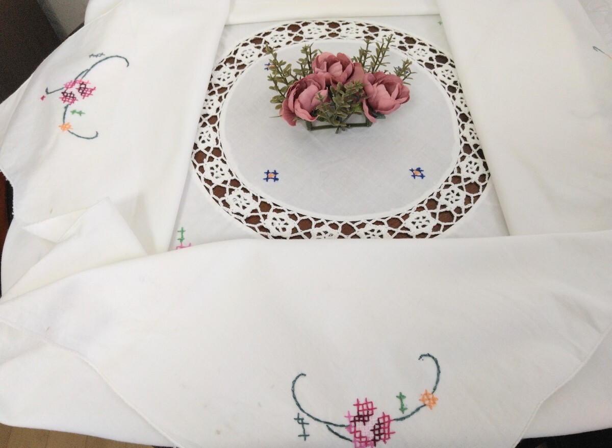 フランス 骨董市 ブロカント 白のコットン生地に可愛いお花の手刺繍とクロッシェレースで施した素敵なテーブルセンターの画像5