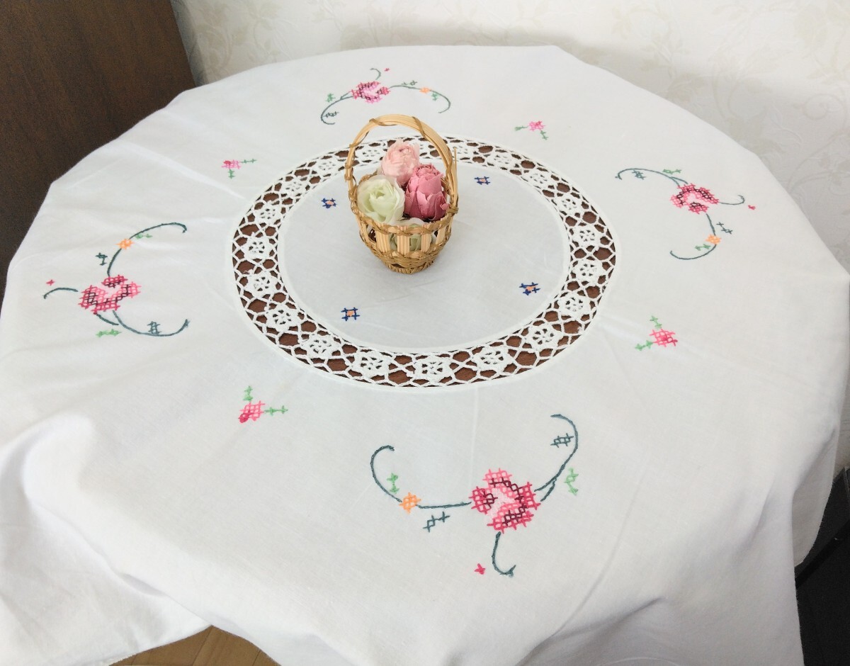 フランス 骨董市 ブロカント 白のコットン生地に可愛いお花の手刺繍とクロッシェレースで施した素敵なテーブルセンターの画像6