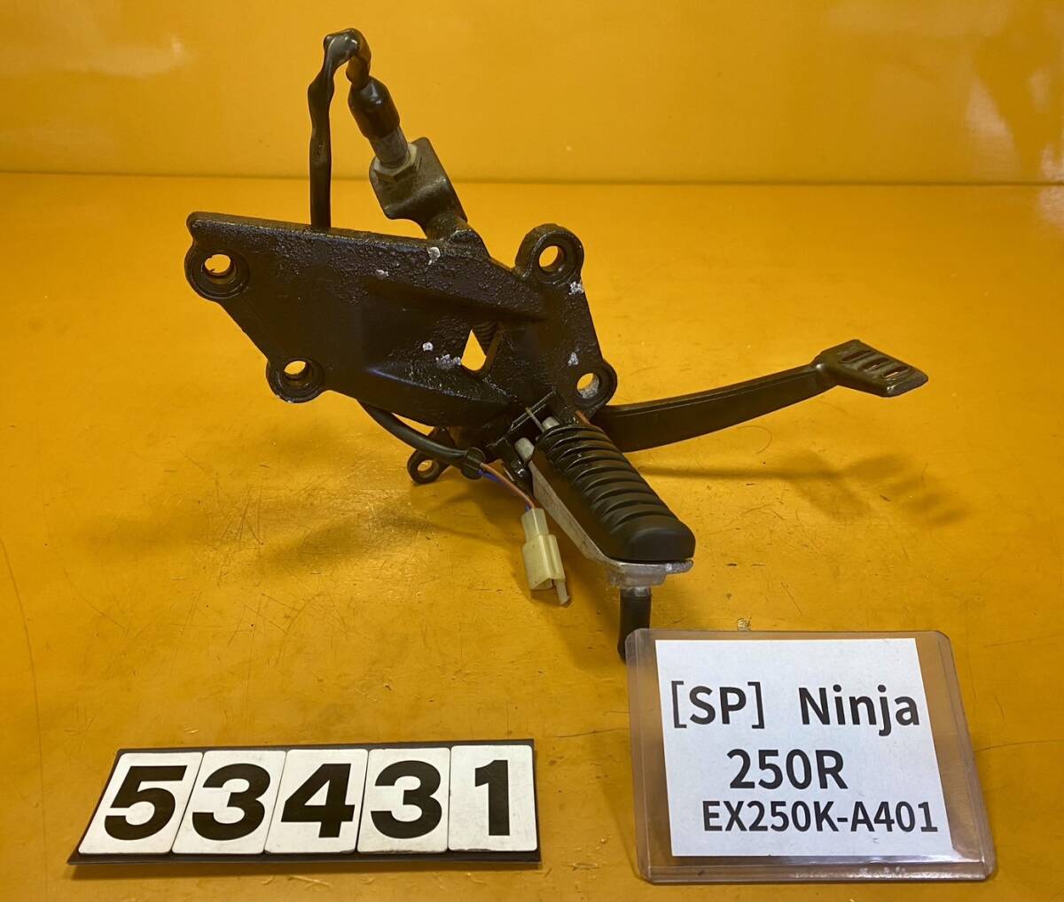 送料A [SP 53431]カワサキ ニンジャ250R EX250K-A401 Ninja メインステップ　右　ブレーキペダル_画像1