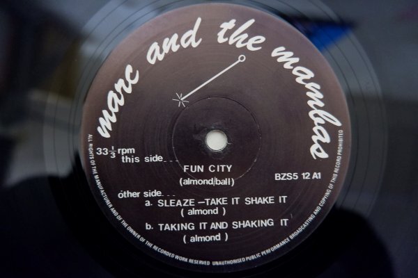 P3-130＜12inch/UK盤/美盤＞Marc And The Mambas /「Fun City / Sleaze (Take It, Shake It)」の画像4