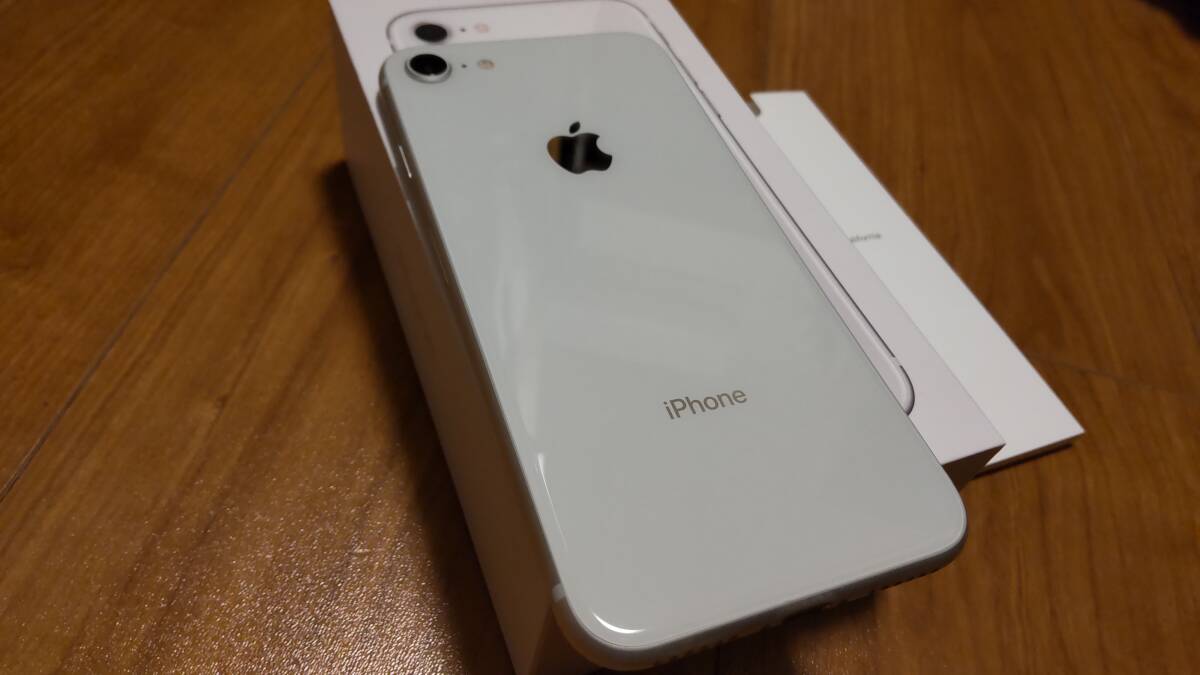 ★【美品送料無料】iPhone8 64GB Silver docomo SIMフリー 制限：〇 ★の画像3