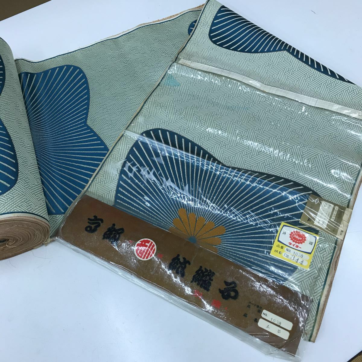 【新品 訳あり】反物 1本 織物 紋 緞子 どんす 布団地 ヤグジ 約36cm×25m 日本製 ハンドメイドに_画像3