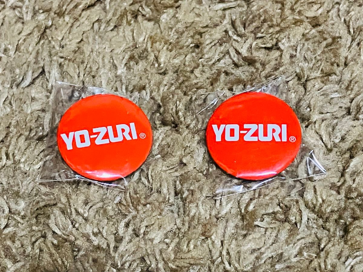 2 非売新品 YO-ZURI ヨーズリ 缶バッチ 2個セット レッド ロゴ ビンズ 直径32mm デュエル イカメタル エギング