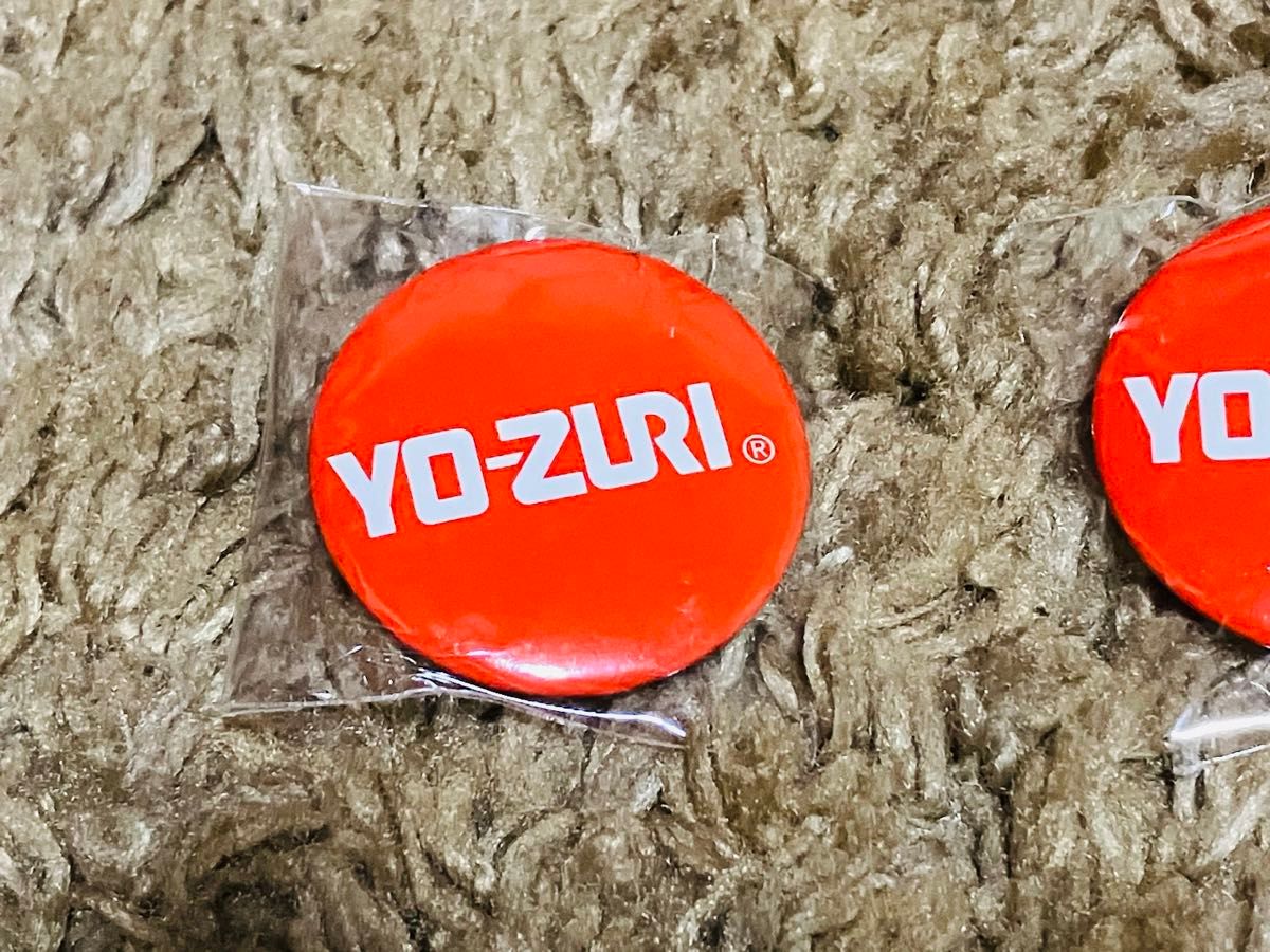 2 非売新品 YO-ZURI ヨーズリ 缶バッチ 2個セット レッド ロゴ ビンズ 直径32mm デュエル イカメタル エギング