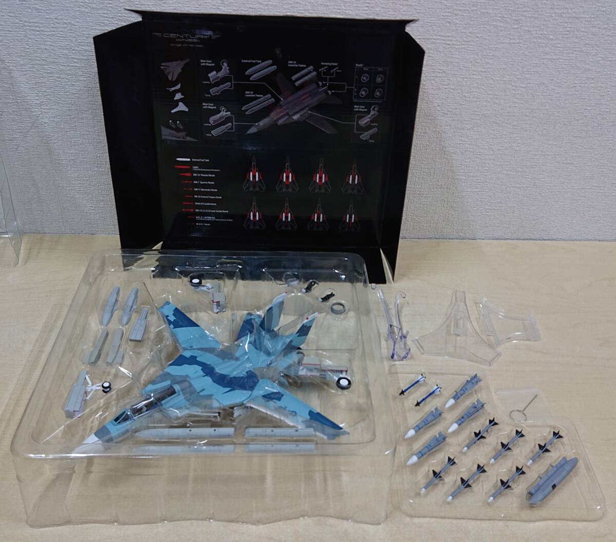 【開封品・箱ダメージ有り】：1/72 F-14A アメリカ海軍 戦闘機兵器学校 NFWS TOPGUN 仮想敵機青色迷彩 ミラマー基地 95年 #30 (20240419)の画像4