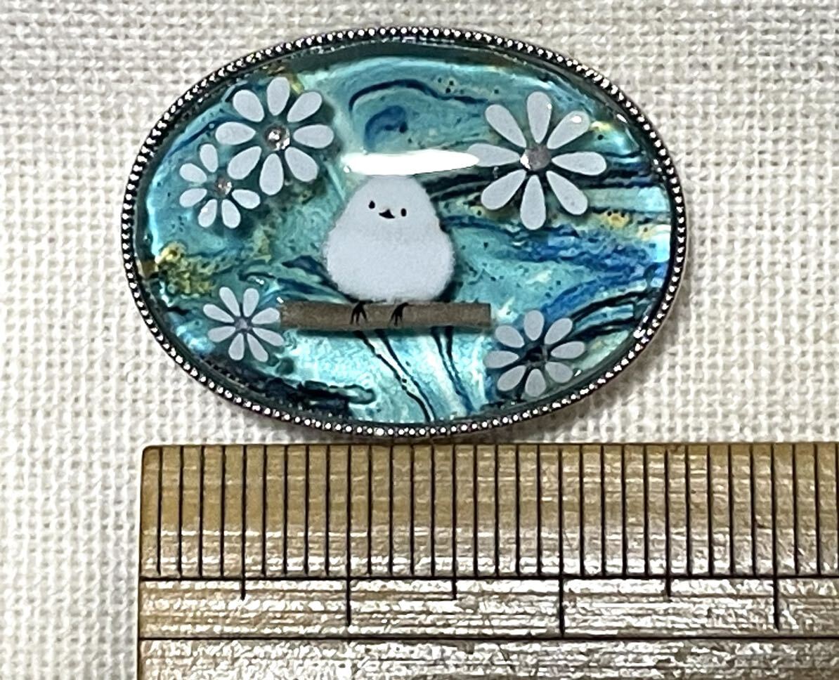 NO.819 帯留め ガラス製 シマエナガ 鳥 リメイク品(帯留 帯飾り 和装小物)ハンドメイド品
