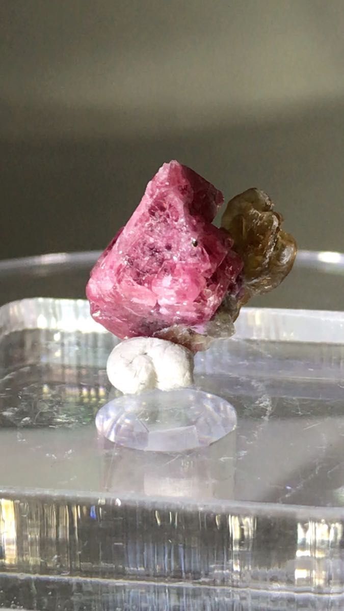 10カラット連晶結晶！ピンクスピネル　タンザニア産　原石　 鉱物　標本　宝石　鉱石　パワーストーン　天然石　コレクション　置物