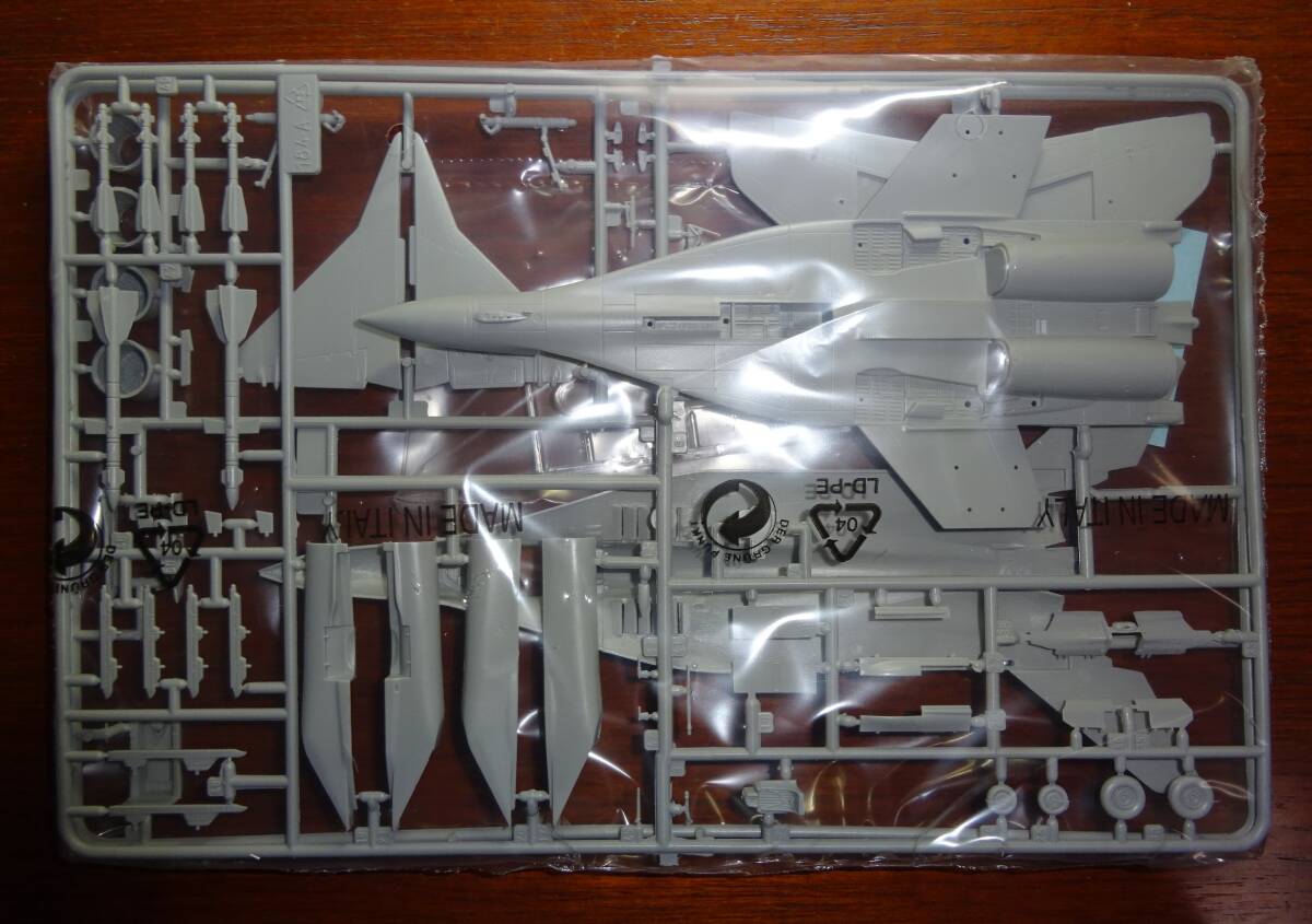 タミヤ　1/72　ウォーバードコレクションNo.4 　「ミコヤン MiG-29 ファルクラム FULCRUM」　未組立品_画像4