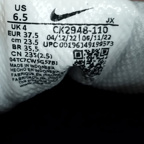 Z1072 NIKE Nike sneakers 23.5cm white black venturess Runner running suede mesh upper sushuCK2948