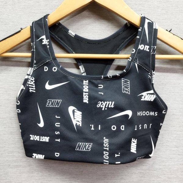 D420 NIKE ナイキ トレーニング ウェア スポーツ ブラトップ スポブラ ポリエステル ロゴ 総柄 レディース ブラック サイズ M ジム ヨガ_画像1