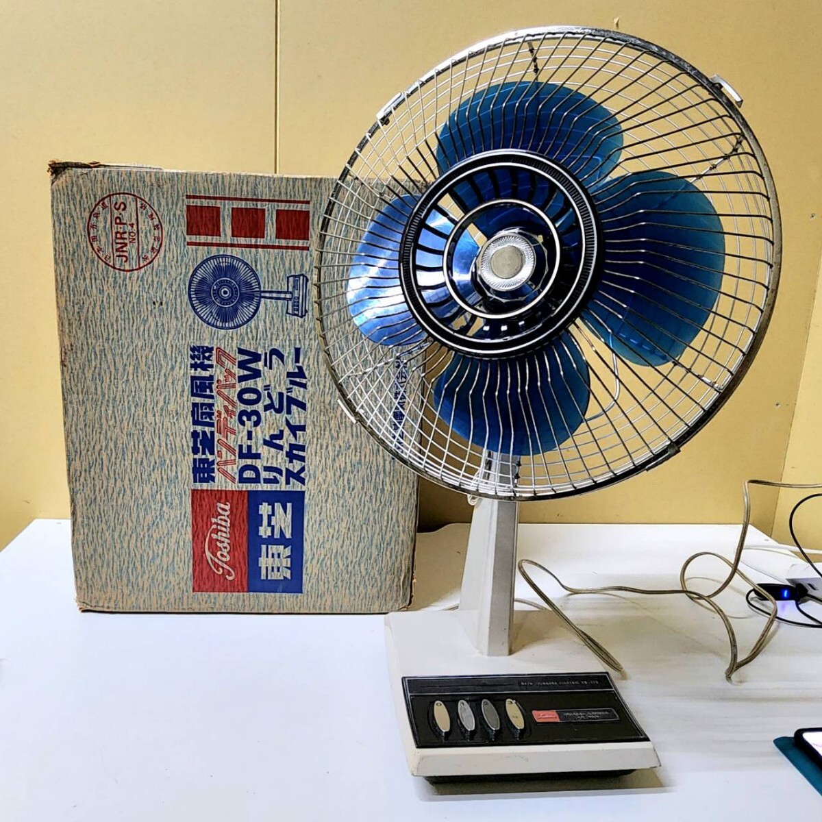 TOSHIBA 扇風機 DF-30W 当時物 レトロ扇風機 東芝扇風機 ブルー 4枚羽 昭和家電 訳ありの画像1