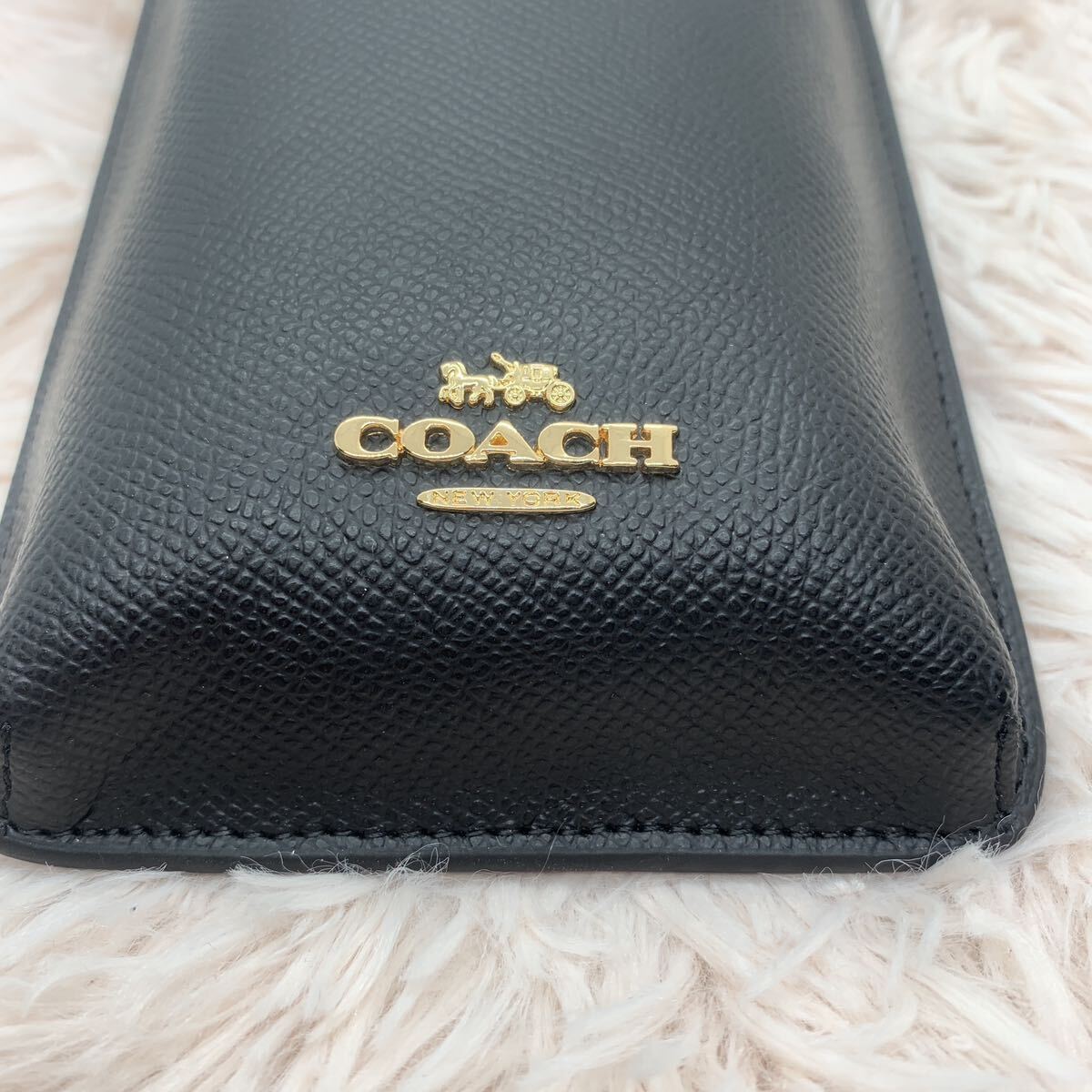 新品未使用 COACH スマホショルダー ブラック C6884の画像3