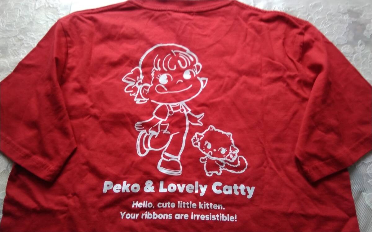 ★メンズ★peko&lovely catty ★可愛い！胸元にペコちゃん刺繍&バッグイラスト入り赤色の半袖Tシャツです(o^―^o)サイズＬ☆新品☆_画像1