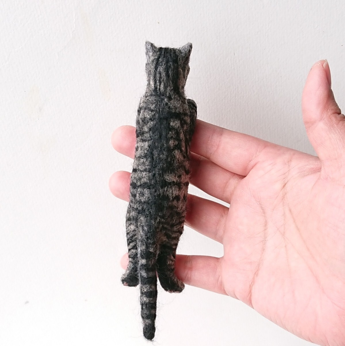 羊毛フェルト猫 キジトラ お魚クッション付き ハンドメイドの画像6