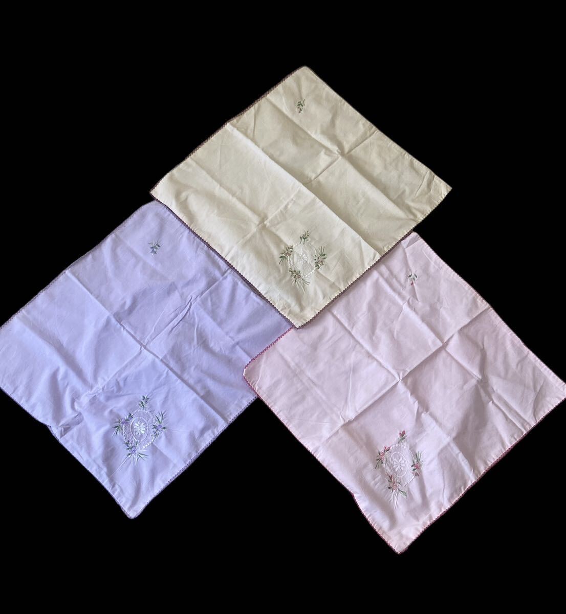 座布団カバー　刺繍　3枚セット　　保管品　約53.5cm×57.5cm 紫　ピンク　ベージュ　花_画像1