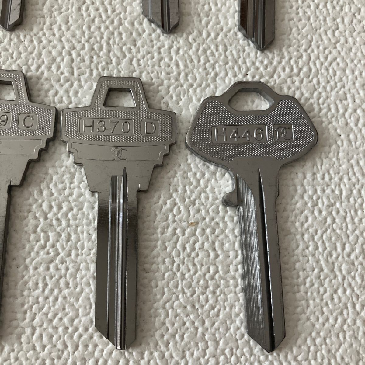 c306-12 60 未使用品 鍵 カギ まとめて 大量セット 合鍵 ブランクキー 加工 材料 カット 持込み コピーキー クローバー H番 370 369 372他
