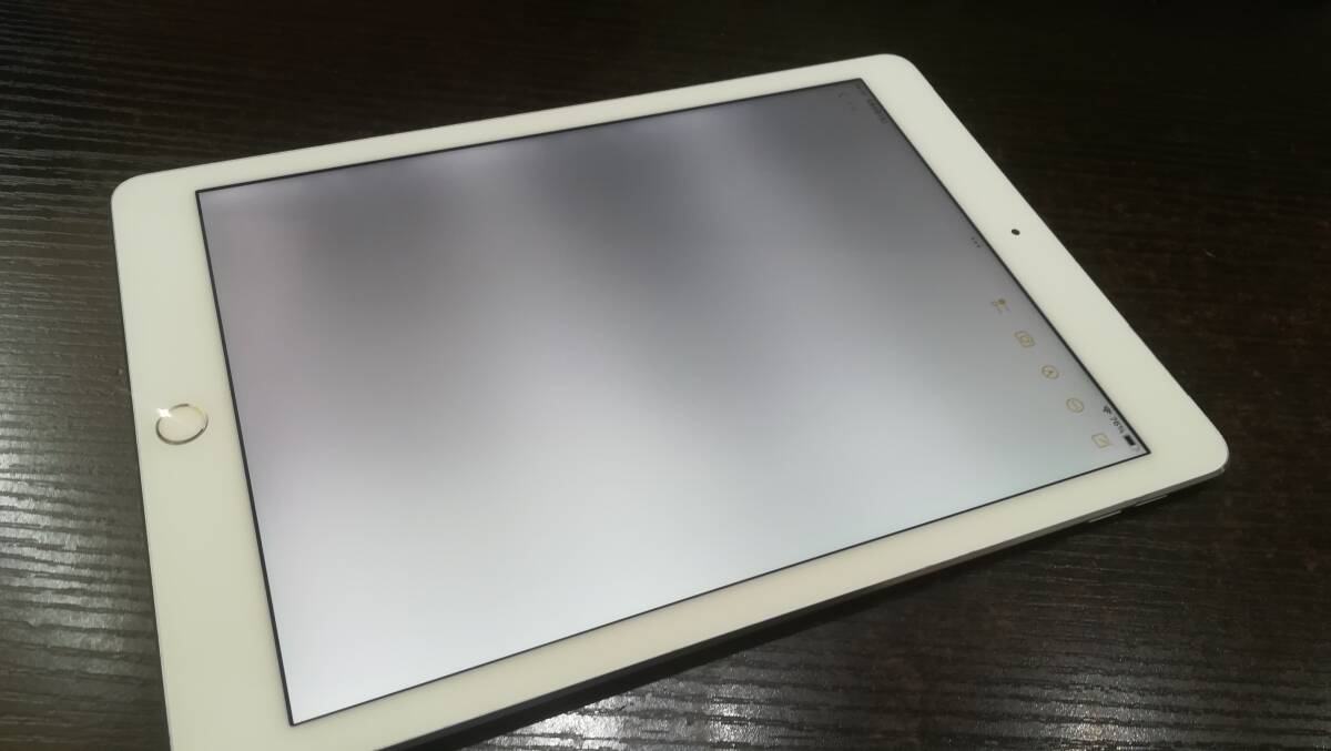 au Apple iPad Air 2 Wi-Fi+Cellular 16GB A1567(MGH72J/A)判定〇/シルバー動作品//難あり/ジャンク扱い_画像3