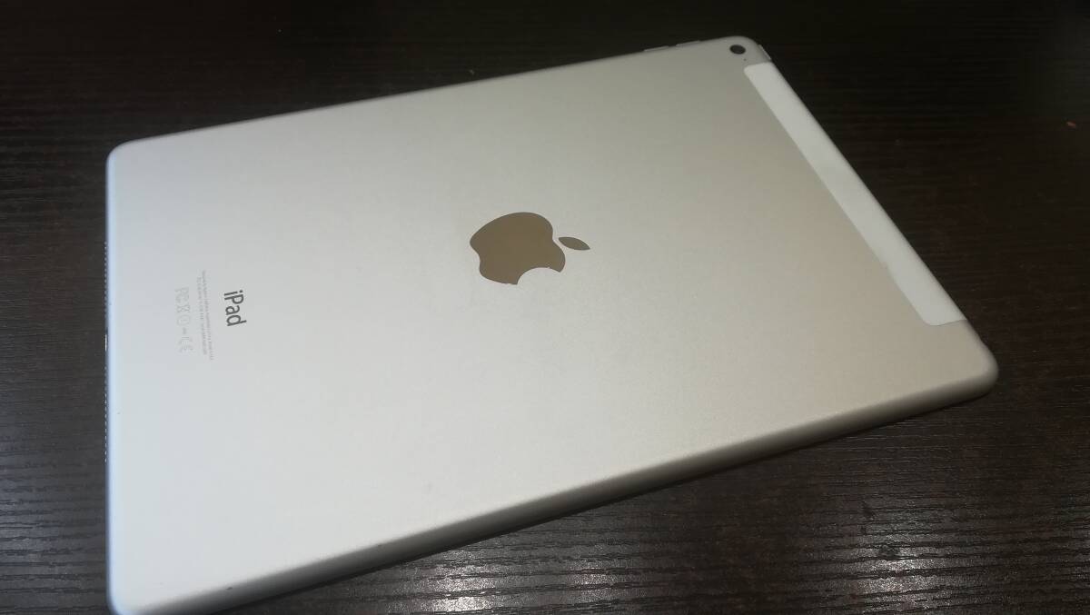 【動作品♪】au Apple iPad Air 2 Wi-Fi+Cellular 16GB A1567(MGH72J/A)判定〇/シルバーの画像5