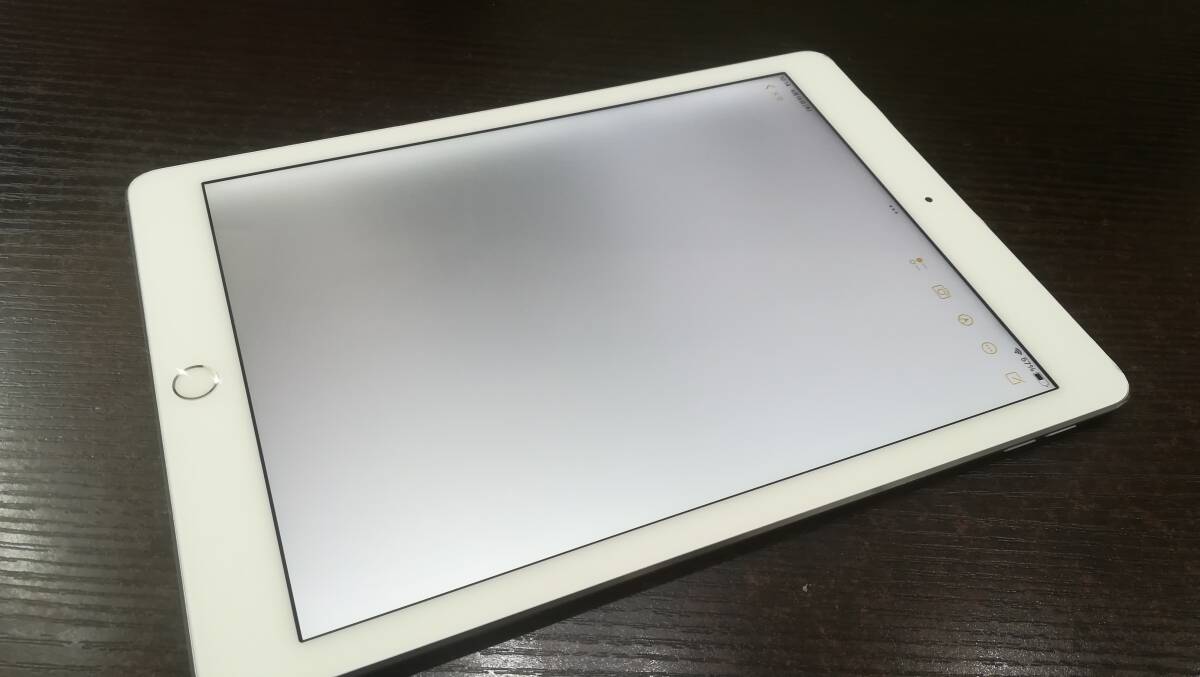 【動作品♪】au Apple iPad Air 2 Wi-Fi+Cellular 16GB A1567(MGH72J/A)判定〇/シルバー_画像3