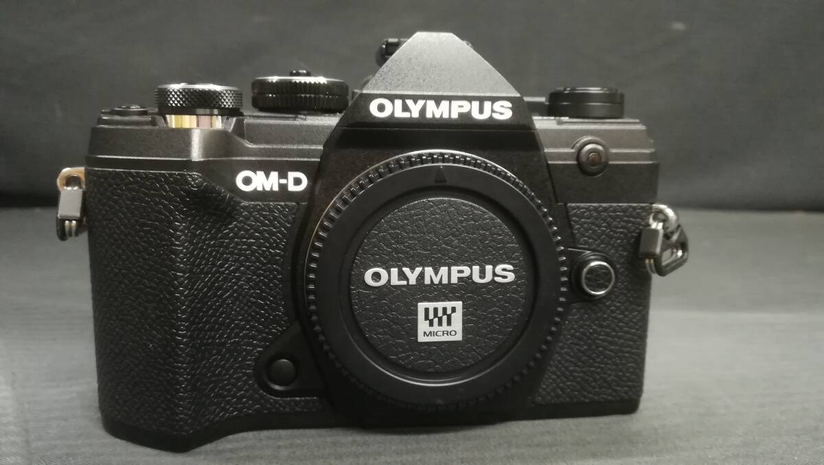 【美品♪】OLYMPUS オリンパス OM-D E-M5 Mark III ボディ 2037万画素 ミラーレス 一眼 カメラ/ブラック/動作品の画像3