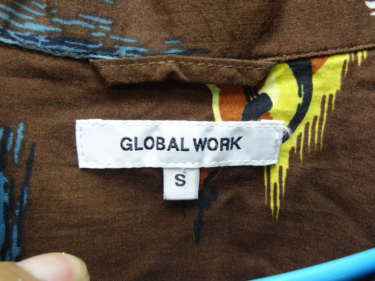 全国送料無料 グローバルワーク GLOBAL WORK メンズ レーヨン56%素材 サーフィン柄 半袖 茶色アロハシャツハワイアンシャツ サイズ S