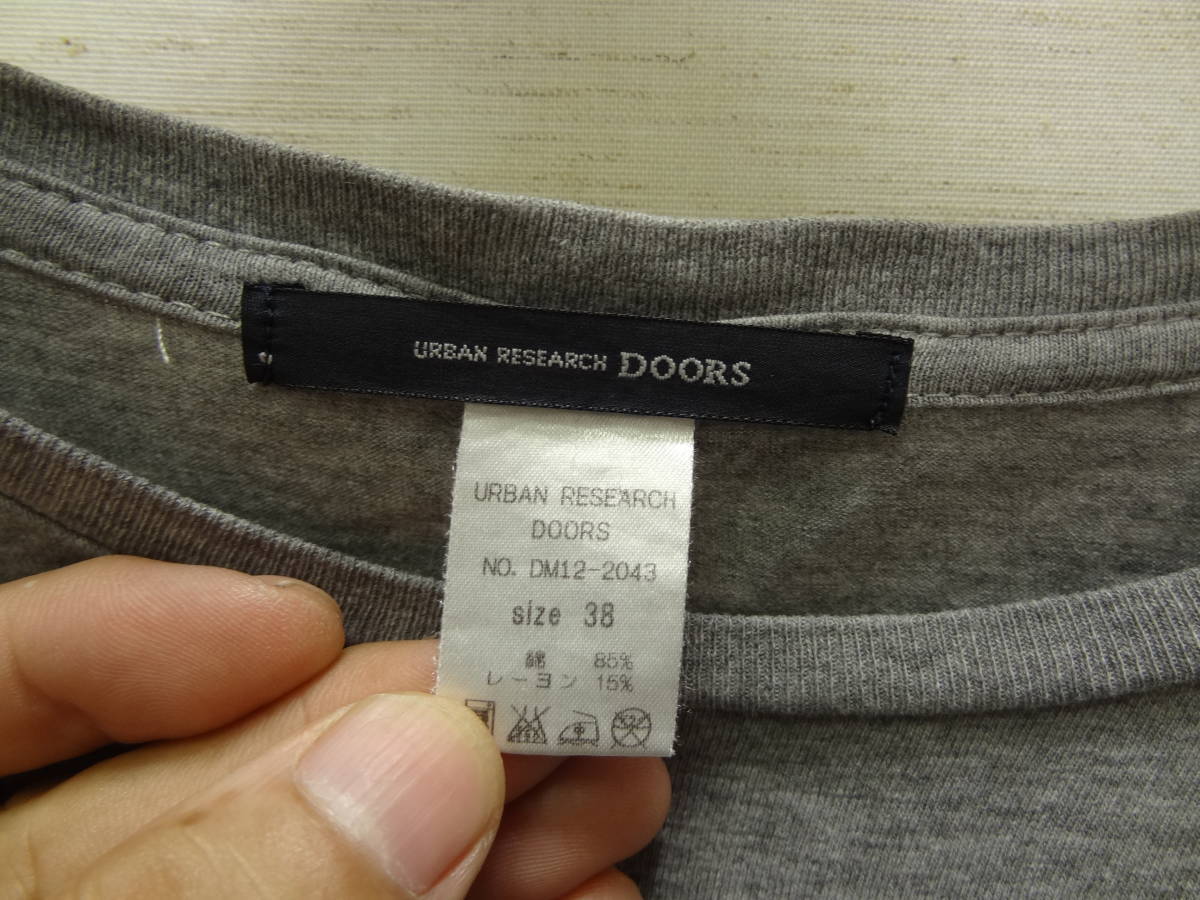 全国送料無料 アーバンリサーチ DOORS 日本製 メンズ 杢グレー色 サンフランシスコ イラストプリント半袖Tシャツ 38(M)サイズ_画像2