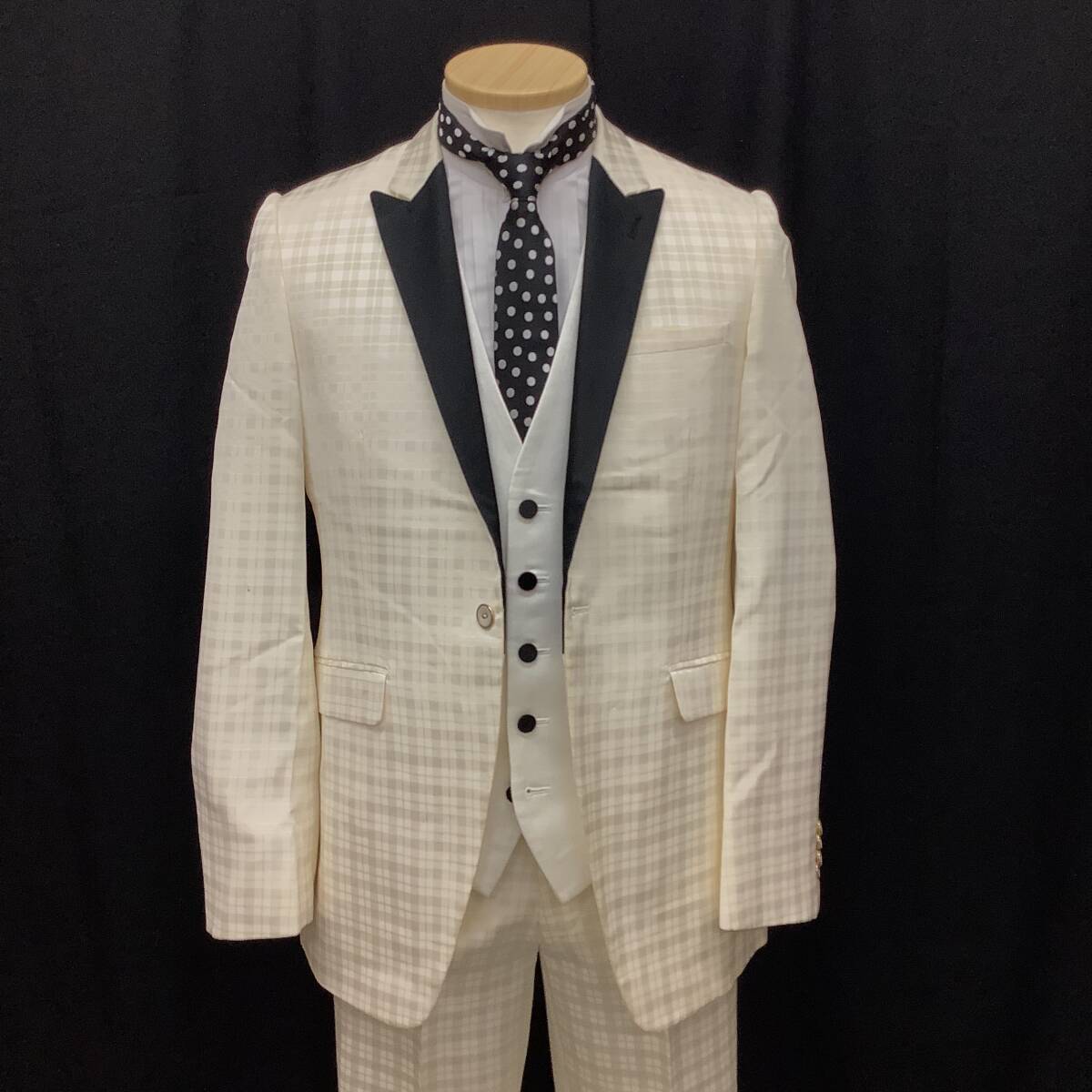  largish body type person for J-B-LL size * off white. check pattern ground, under collar is black. satin cloth * the best is white satin ground . black button, black . white polka dot. Thai 