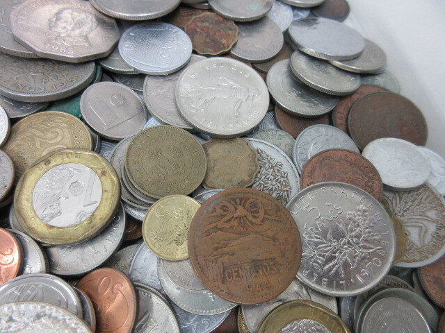 外国コインまとめて 約2.3kg 外国銭まとめ 銀貨 古銭 中国古銭など 2300g以上 #58799～の画像8