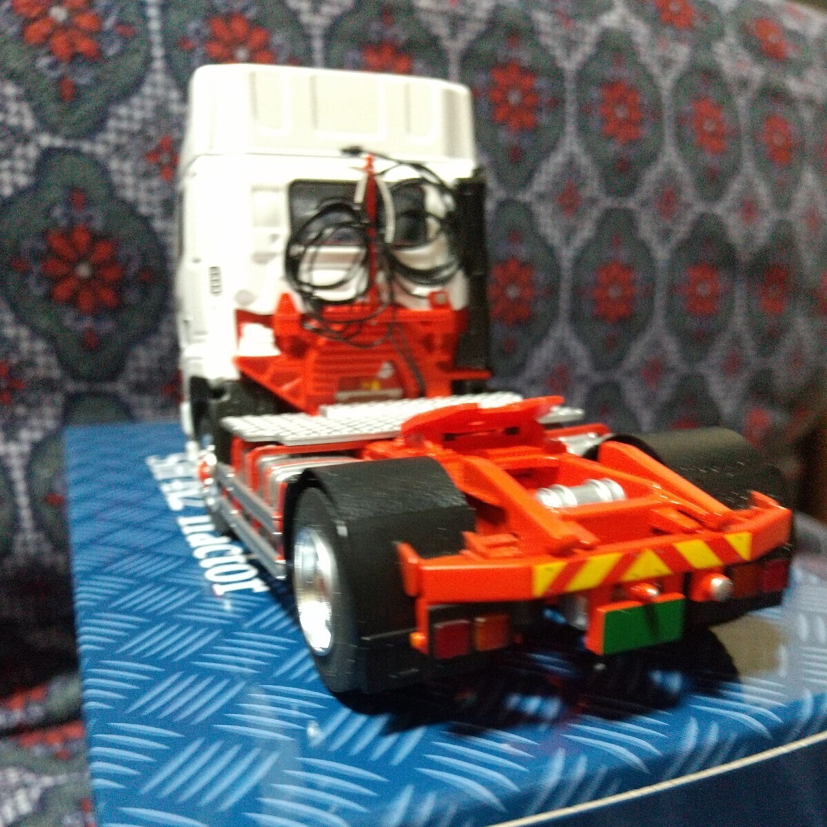 カスタム ケンクラフト プロフィアSH4×2ハイルーフトラクタ 白 ホワイト リップスポイラー フレームなど赤色にカスタム(ダンブトラック)の画像4