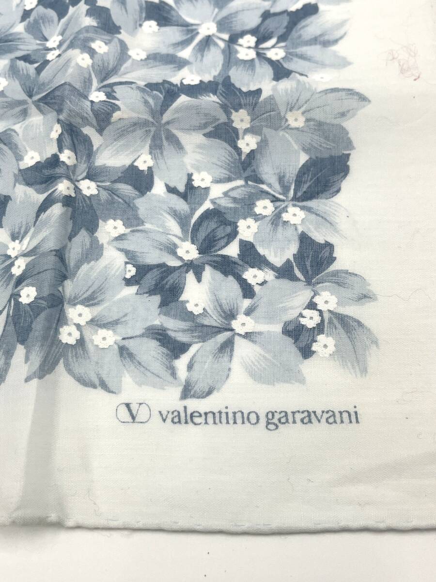 Valentino garavani　ヴァレンチノ ガラヴァーニ　ハンカチ　スカーフ　コットン　花　フラワー　ライトブルー　44×4４_画像5