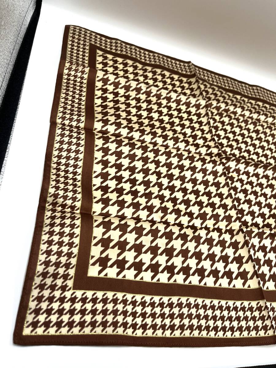MICHEL KLEIN ミッシェルクラン　スカーフ　ハンカチ　ブラウン系　コットン　ゴールドライン　49×49