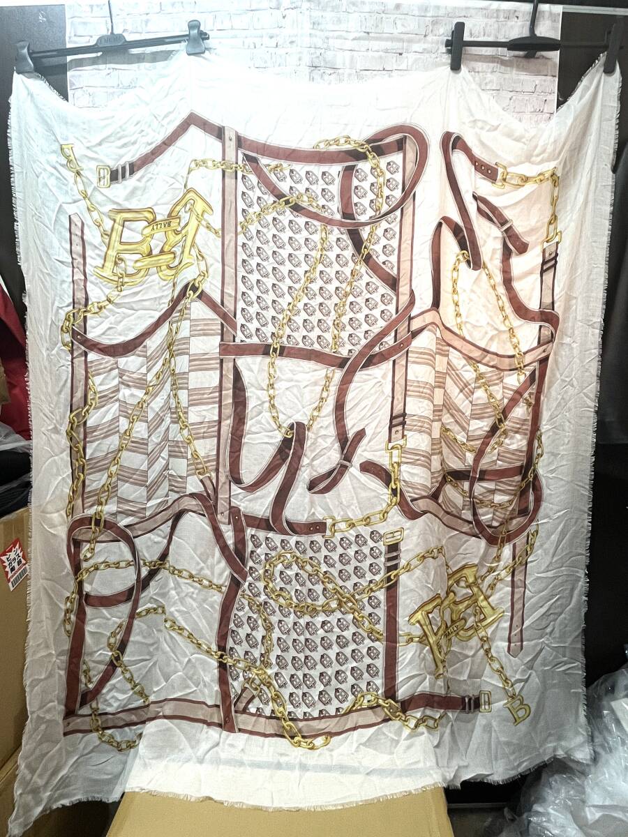 BALLY バリー　大判スカーフ　ショール　ストール　ホワイト系　チェーンベルトデザイン　140×140_画像1