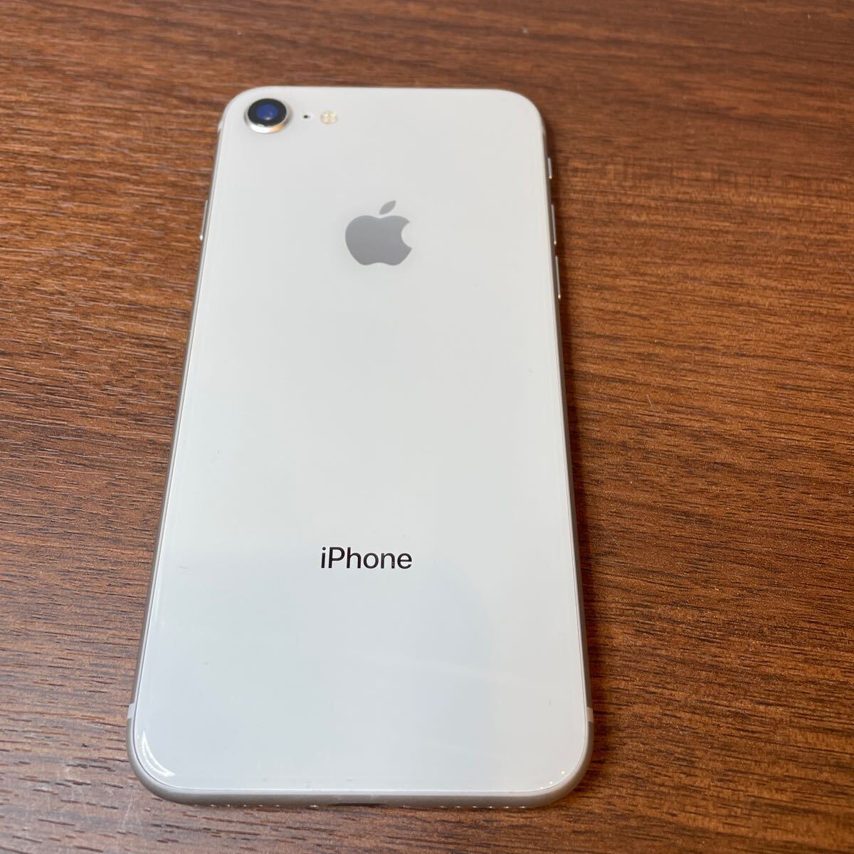A4184/【中古品】Apple NQ852J/A iPhone8 256GB ホワイト　動作確認済み　SIMロックあり　スマホ　アップル　アイフォン　_画像2