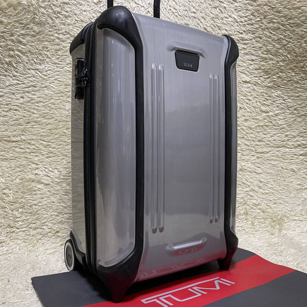 1円 極美品 TUMI トゥミ メンズ ビジネス キャリーケース VAPOR スーツケース ロック付き 旅行 トラベル 2輪 シルバー 機内持込 20インチの画像1