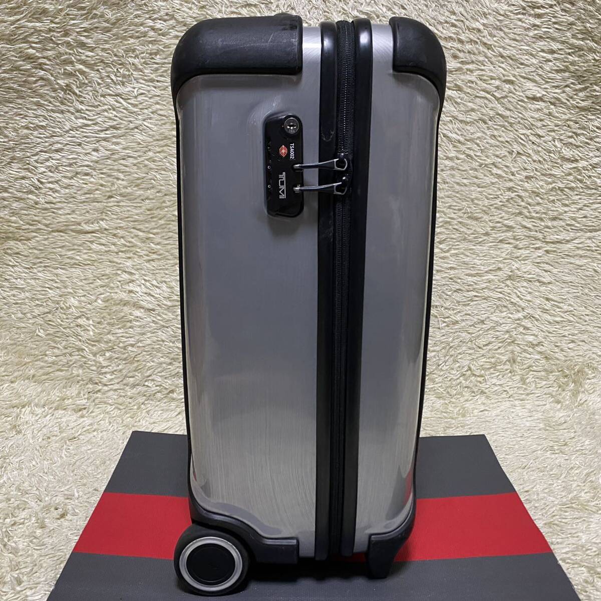 1円 極美品 TUMI トゥミ メンズ ビジネス キャリーケース VAPOR スーツケース ロック付き 旅行 トラベル 2輪 シルバー 機内持込 20インチの画像3