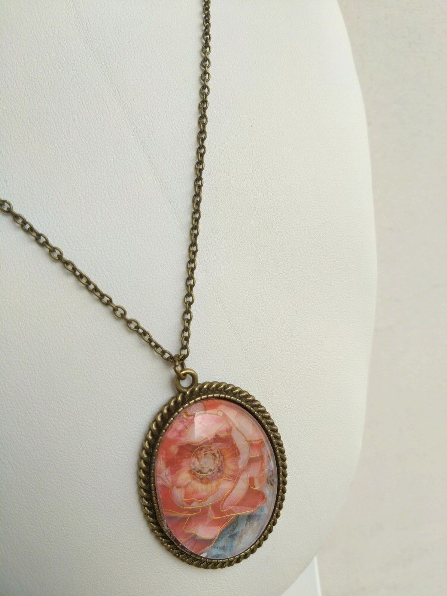 きらめくピンクの花　ハンドメイド　ネックレス　ガラスカボション　アンティーク風　花　桃色　母の日