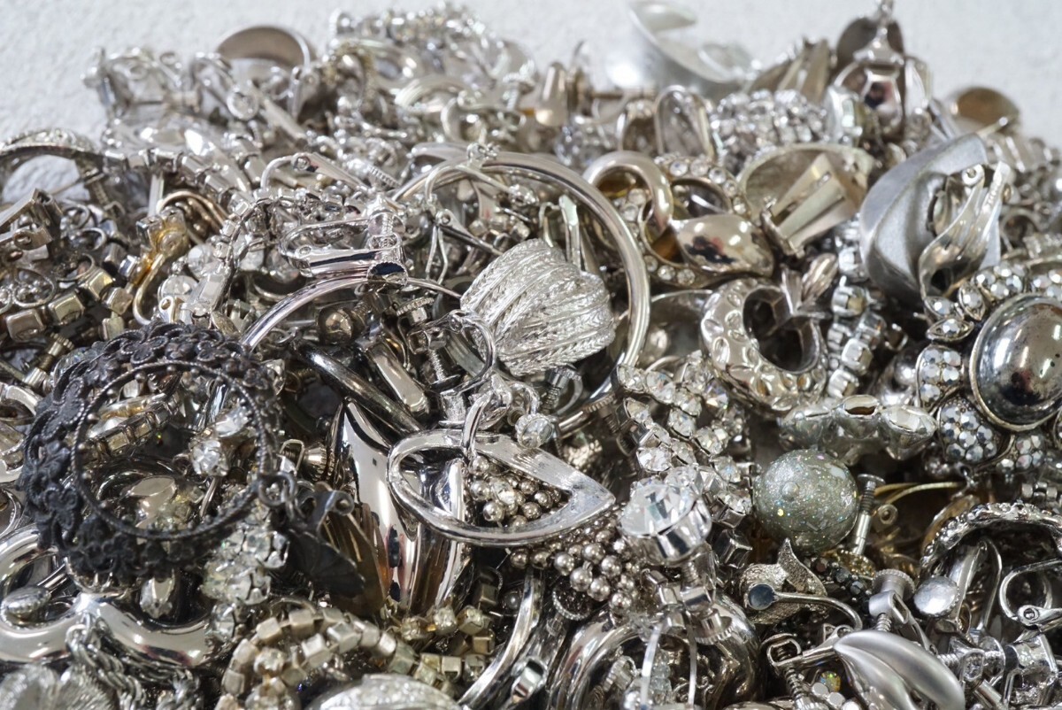 D268 シルバーカラー 海外製含む ヴィンテージ イヤリング 片耳 ジャンク品 1kg (1035g) アクセサリー 大量 まとめて おまとめ まとめ売りの画像2