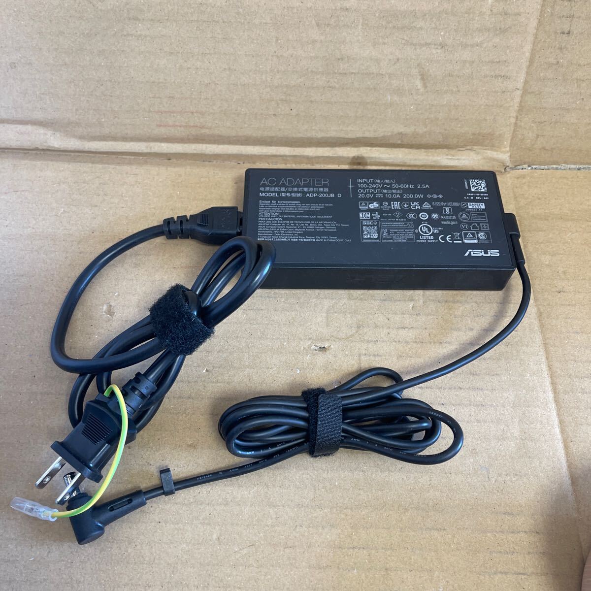 （F-61）中古品ASUS 20V 10A ADP-200JB D 200W ACアダプター_画像1