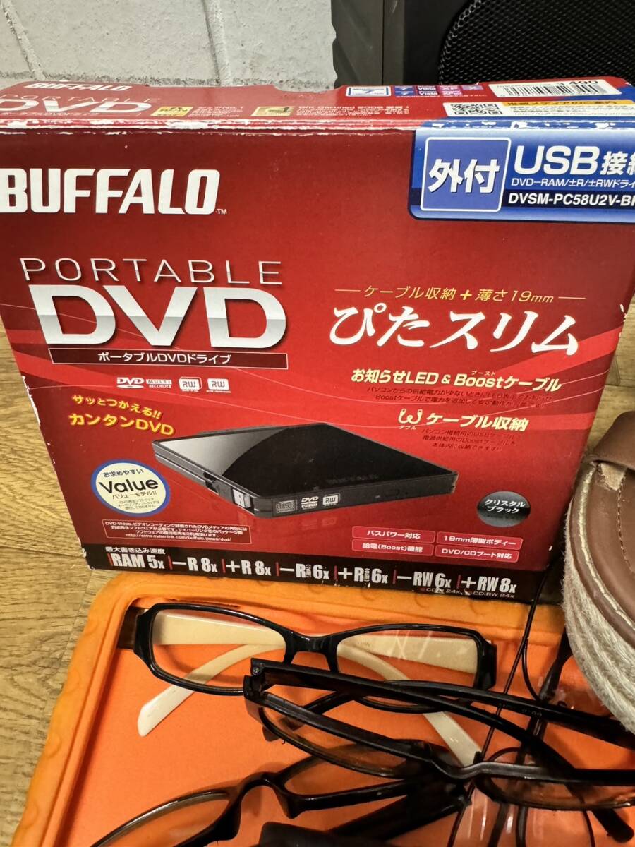 【OP29.1HR】1円～ 雑貨おまとめ ポータブルDVDドライブ ルパン三世一番くじ 靴 シューズ サンダル 眼鏡スピーカー DVDプレイヤー お宝探し_画像2