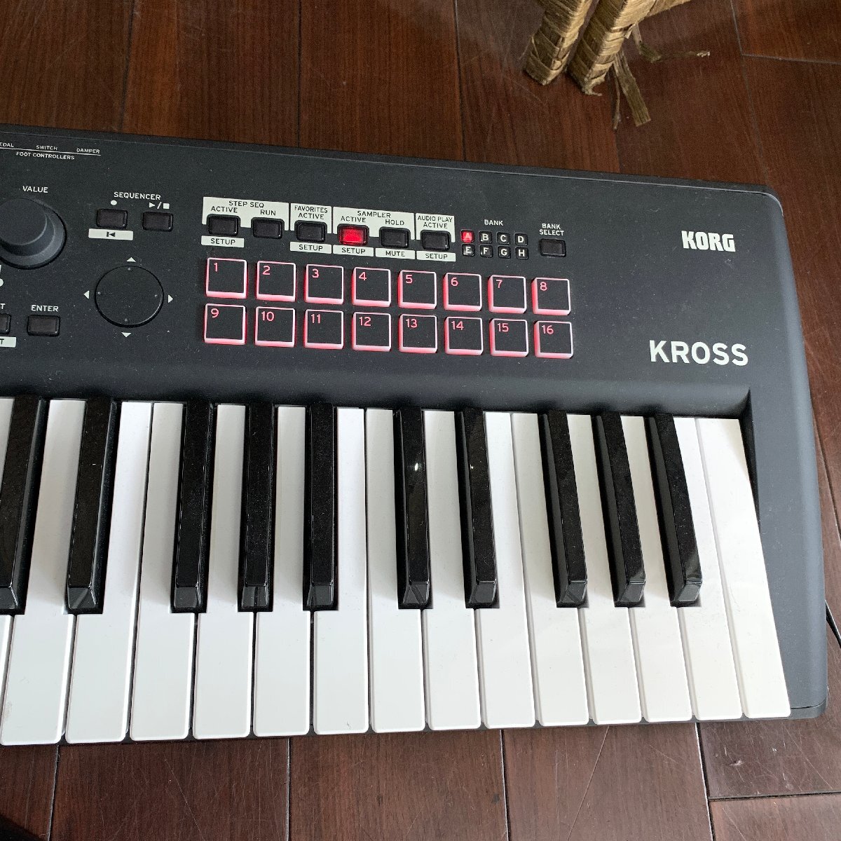 f001 MI KORG コルグ シンセサイザー KROSS2 クロス 61鍵盤モデル キーボード KROSS2-61 ブラック フットペダル付き 動作確認済み_画像2