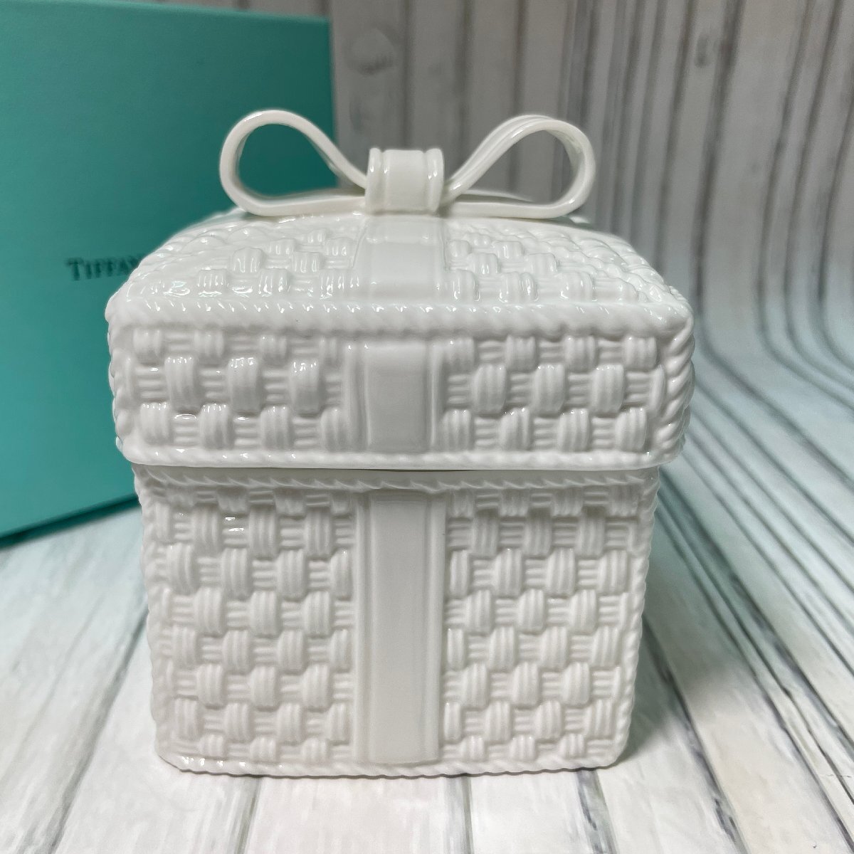 m002 D1(60) 未使用 TIFFANY&Co. ティファニー Weave ウィーブ ボウボックス 小物入れ 陶器 リボン バスケット風_画像4