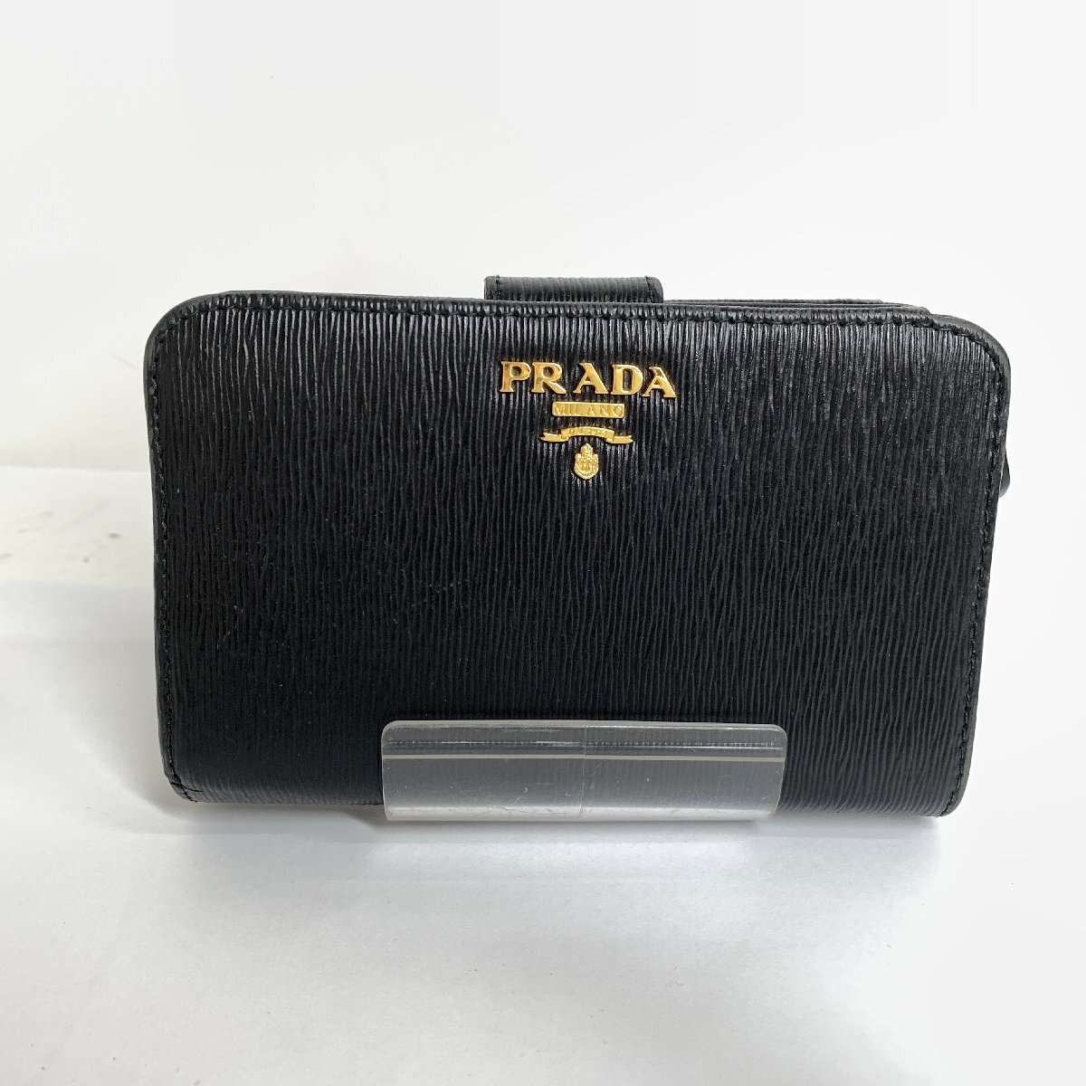 f001 C PRADA プラダ 二つ折り コンパクト 財布 サフィアーノ レザー メタルロゴ ブラック レディースの画像1